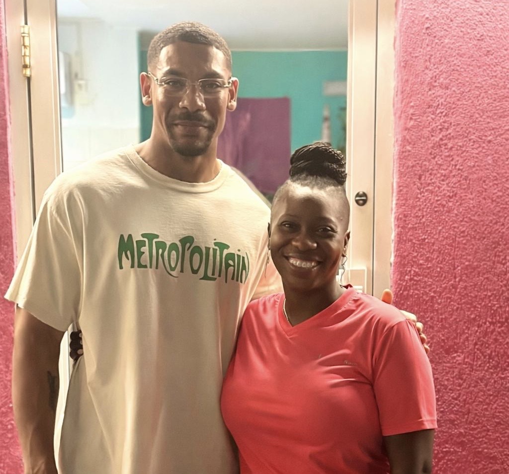 Aaron Pierre with the owner of The Pink Unicorn in Curaçao